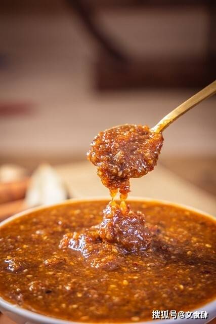 保定15種特色美食大推薦?。ū６ū爻裕?></p>
<p>七、醬菜</p>
<p>保定的醬菜秉承傳統(tǒng)工藝醬制，做工精細(xì)，用料考究，以“甜、咸、嫩、脆、醬香濃郁”的獨特風(fēng)味而聞名<strong>美食</strong>。</p>
<p>八、鍋包肘子</p>
<p>外焦里嫩，香酥可口，香而不膩，便于攜帶<strong>美食</strong>。如配上大蔥、面醬吃，更是別有風(fēng)味。</p>
<p>九、牛肉罩餅</p>
<p>成品色澤紅潤，肉質(zhì)肥嫩，荷葉餅松軟適口，經(jīng)老湯反復(fù)罩透，再撒上香蔥，每一口都是香氣撲鼻、回味無窮，令無數(shù)中外食客慕名而來，贊不絕口<strong>美食</strong>。</p>
<p>十、白洋淀松花蛋</p>
<p>個大飽滿，蛋清晶瑩，松花清晰，蛋黃溏心，味美醇香，是佐酒小菜中的上品，也是水鄉(xiāng)饋贈的佳禮<strong>美食</strong>。</p>
<p>十一、燒烤</p>
<p>在保定的街頭巷尾，燒烤攤隨處可見，每一家都有其獨特的味道和風(fēng)格<strong>美食</strong>。保定燒烤的食材豐富多樣，包括羊肉串、牛肉串、雞翅、烤魚等，每一種食材都經(jīng)過精心挑選和處理，再搭配上獨特的調(diào)料和蘸料，讓人回味無窮。</p>
<img src=