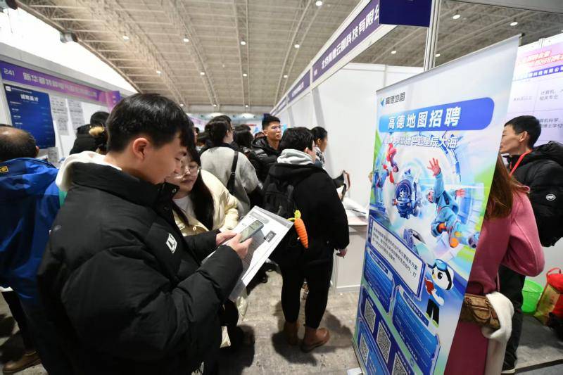 下火車直奔現(xiàn)場(chǎng)！北京春季大型招聘會(huì)火熱開(kāi)場(chǎng)