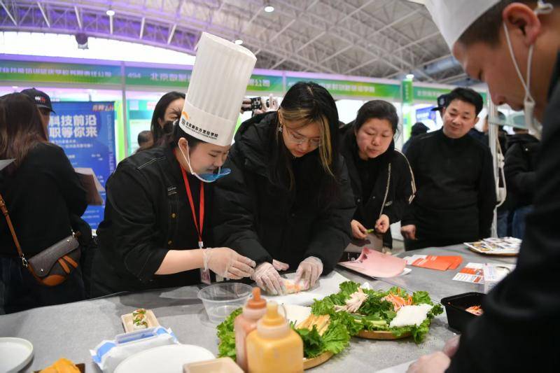 下火車直奔現(xiàn)場(chǎng)！北京春季大型招聘會(huì)火熱開(kāi)場(chǎng)