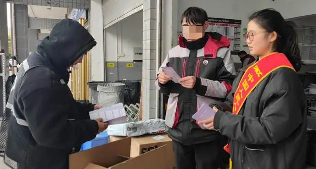 人保壽險(xiǎn)曲靖中支把金融知識(shí)送進(jìn)快遞網(wǎng)點(diǎn)，為新市民筑牢安全屏障