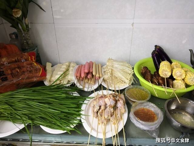 保定15種特色美食大推薦?。ū６ū爻裕?></p>
<p>十二、滿城草莓</p>
<p>果實(shí)鮮紅艷麗，酸甜可口，當(dāng)?shù)胤N植面積達(dá)7萬畝，年產(chǎn)9萬噸，故被命名為“草莓之鄉(xiāng)”，是名副其實(shí)的甜蜜產(chǎn)業(yè)<strong>美食</strong>。</p>
<p>十三、骨渣丸子</p>
<p>此菜在傳統(tǒng)丸子基礎(chǔ)上創(chuàng)新性地加入脆骨，既豐富了彈牙的口感，又增加了鈣質(zhì)營養(yǎng)，對(duì)缺鈣人群尤為有益<strong>美食</strong>。成菜色澤紅亮，肉質(zhì)鮮嫩，是逢年過節(jié)餐桌上必不可少的一道喜慶菜品。</p>
<p>十四、手掰腸</p>
<p>用手輕輕一掰，“啪”的一聲脆響，腸衣應(yīng)聲而斷，入口脆而不硬，富有彈性<strong>美食</strong>。腸肉色澤透紅，肉質(zhì)肥美軟嫩，一口下去，濃郁的香味和細(xì)潤的口感瞬間充盈口腔，令人心滿意足。</p>
<p>十五、定州燜子</p>
<p>它與北方常見的佐食驢肉的皮凍狀燜子截然不同，而是一種實(shí)實(shí)在在的肉類熟食，形如巨大的肉腸<strong>美食</strong>。它精選瘦肉，搭配少許肥肉，與山藥粉一同用肉湯熬制，再蒸熟而成。初見者往往驚嘆于其粗壯碩大的體型，嘗過之后，便被那濃郁扎實(shí)的肉香所征服。</p>
<img src=