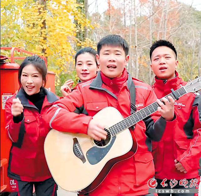 原創(chuàng)白天是快遞小哥 晚上是“小榮浩”｜暖新長沙