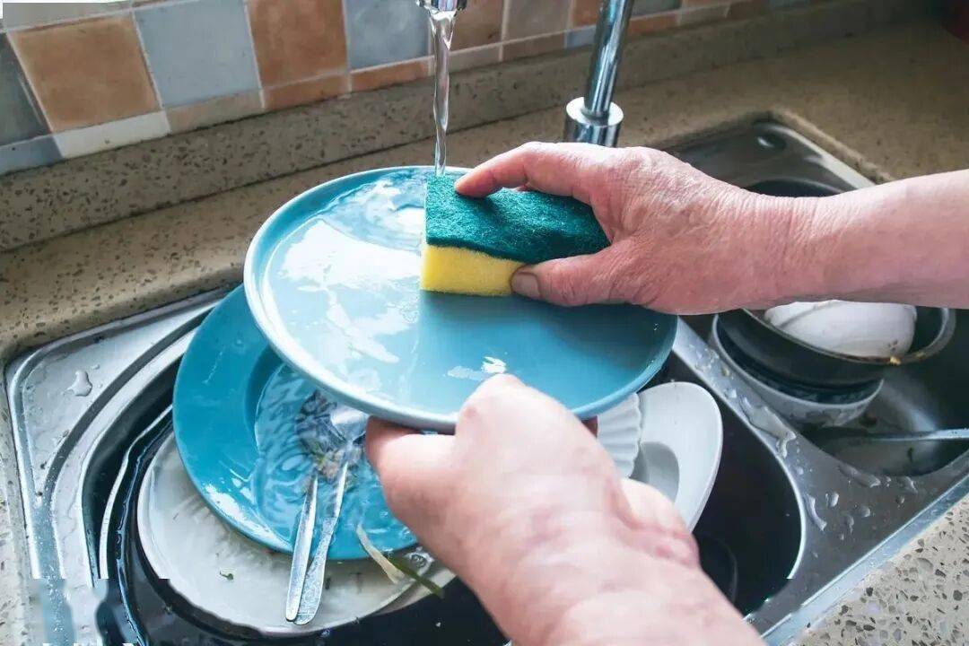 衣服不管染上什么，用這招都能洗掉！必須收藏~