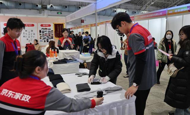 北京年后首場(chǎng)大型招聘會(huì)開場(chǎng)！有人下火車拎箱子直奔現(xiàn)場(chǎng)