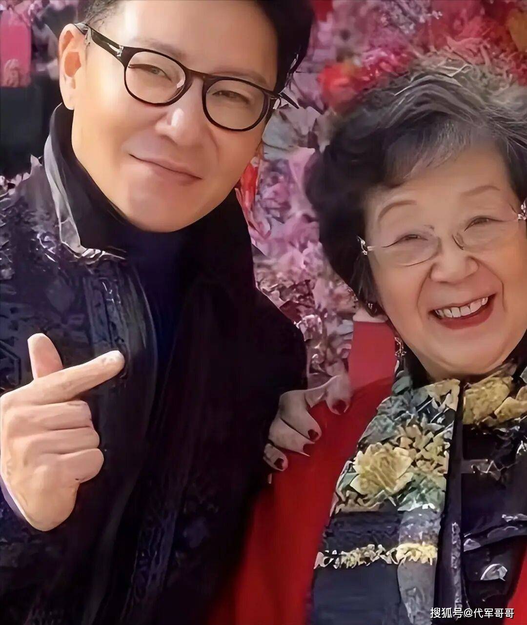 原創(chuàng)49歲李宗翰近況曝光！堅(jiān)持不婚不育，如今與母親相依為命到處旅游