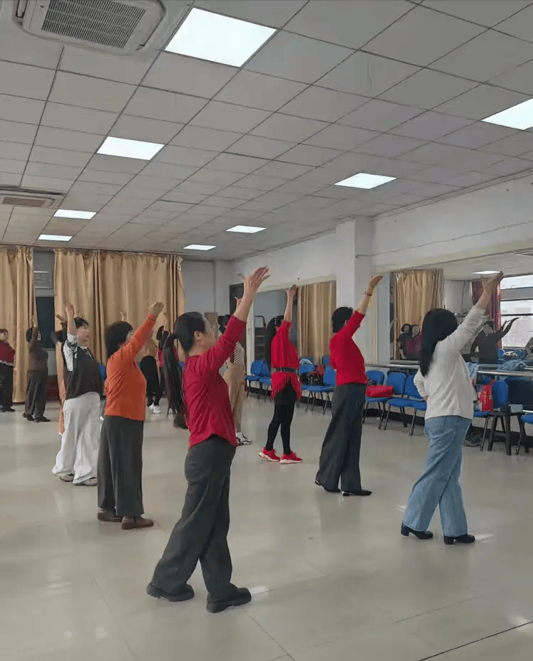 原創(chuàng)春風起舞 唄儂情深——懷來縣老年大學民族舞蹈班新學期開學紀實