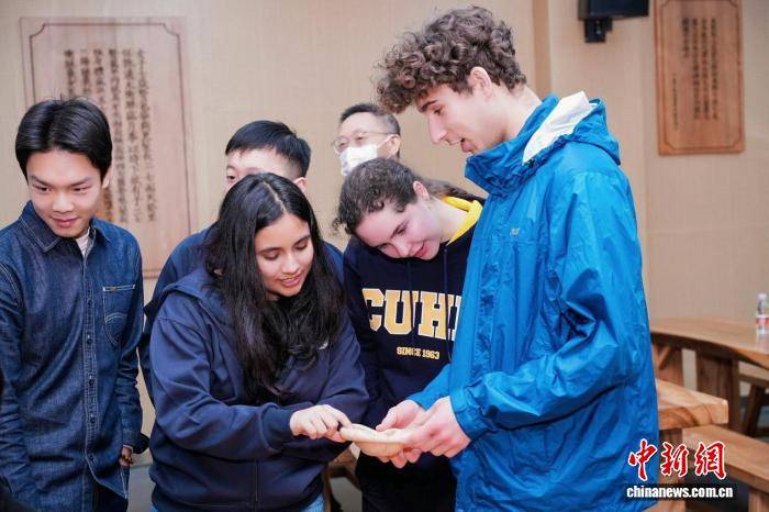 耶魯大學(xué)與香港中文大學(xué)師生交流團(tuán)赴穗開展中醫(yī)藥文化交流