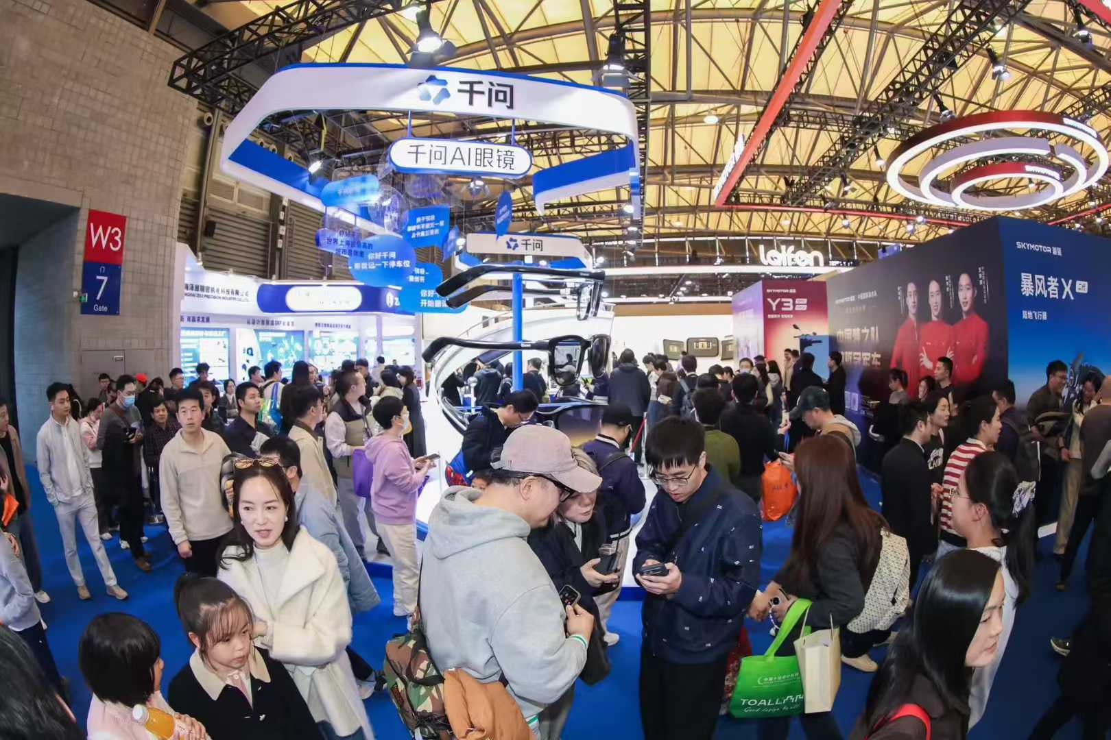 千問AI眼鏡AWE發(fā)布，回答聰明、辦事靠譜，月底上新更多功能