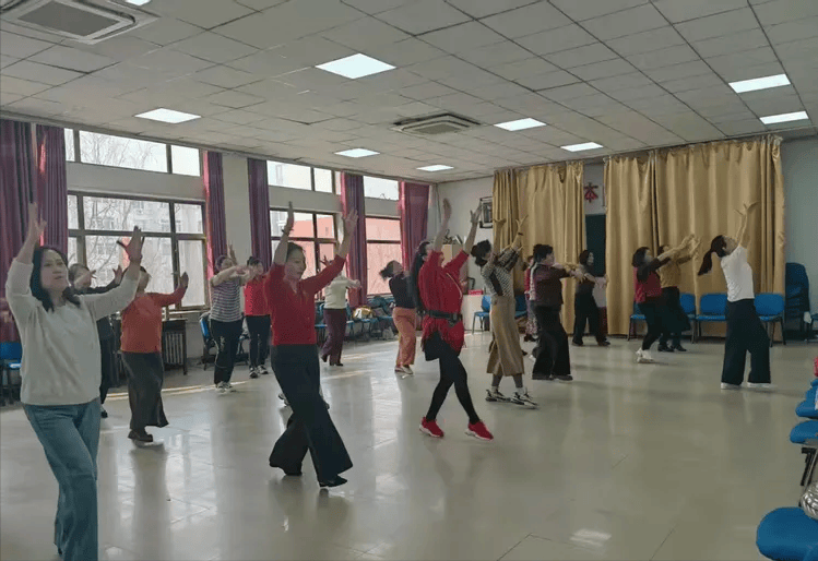 原創(chuàng)春風起舞 唄儂情深——懷來縣老年大學民族舞蹈班新學期開學紀實