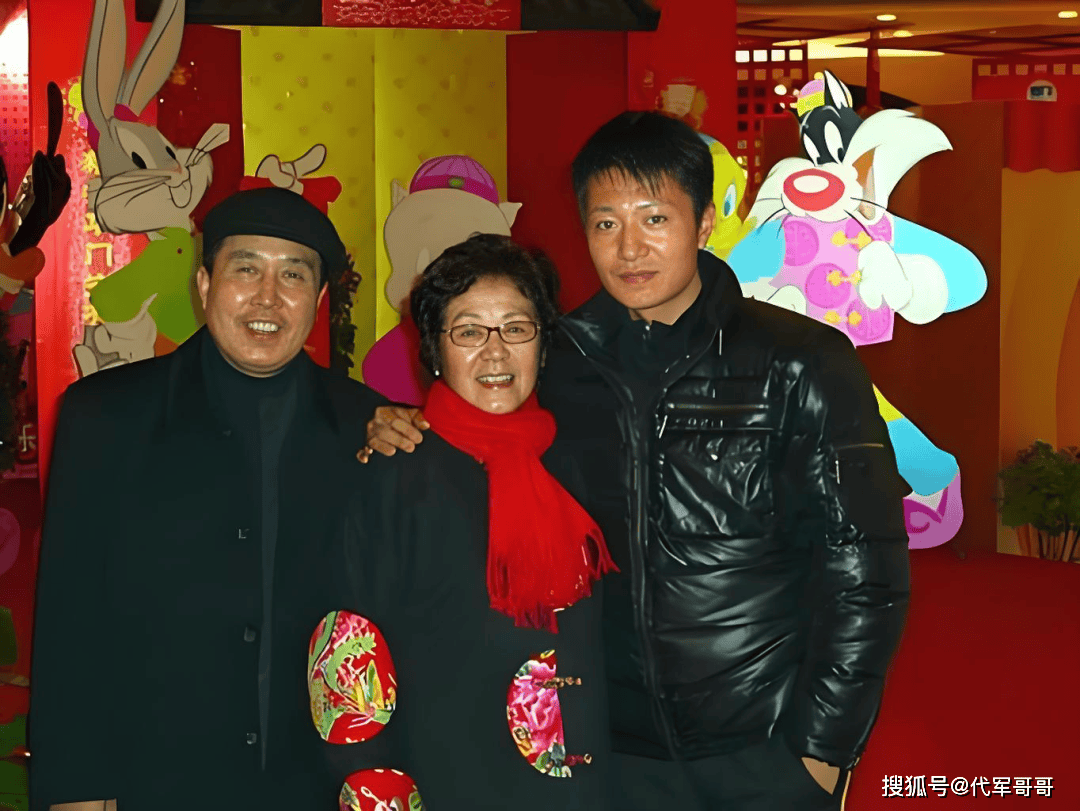 原創(chuàng)49歲李宗翰近況曝光！堅(jiān)持不婚不育，如今與母親相依為命到處旅游