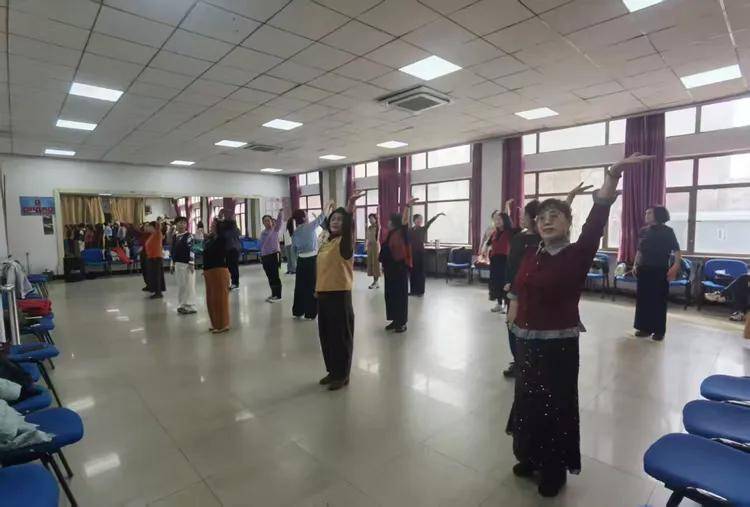 原創(chuàng)春風起舞 唄儂情深——懷來縣老年大學民族舞蹈班新學期開學紀實