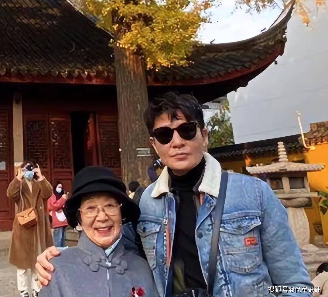 原創(chuàng)49歲李宗翰近況曝光！堅(jiān)持不婚不育，如今與母親相依為命到處旅游