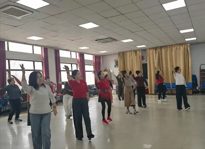 原創(chuàng)春風起舞 唄儂情深——懷來縣老年大學民族舞蹈班新學期開學紀實