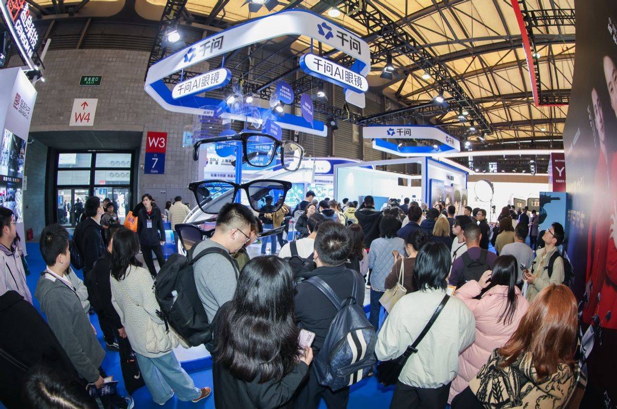 千問AI眼鏡AWE發(fā)布，回答聰明、辦事靠譜，月底上新更多功能
