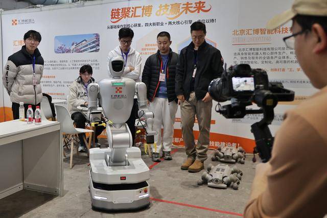 1萬(wàn)多人參加節(jié)后首場(chǎng)大型招聘會(huì)，七成崗位屬于“高新技術(shù)”