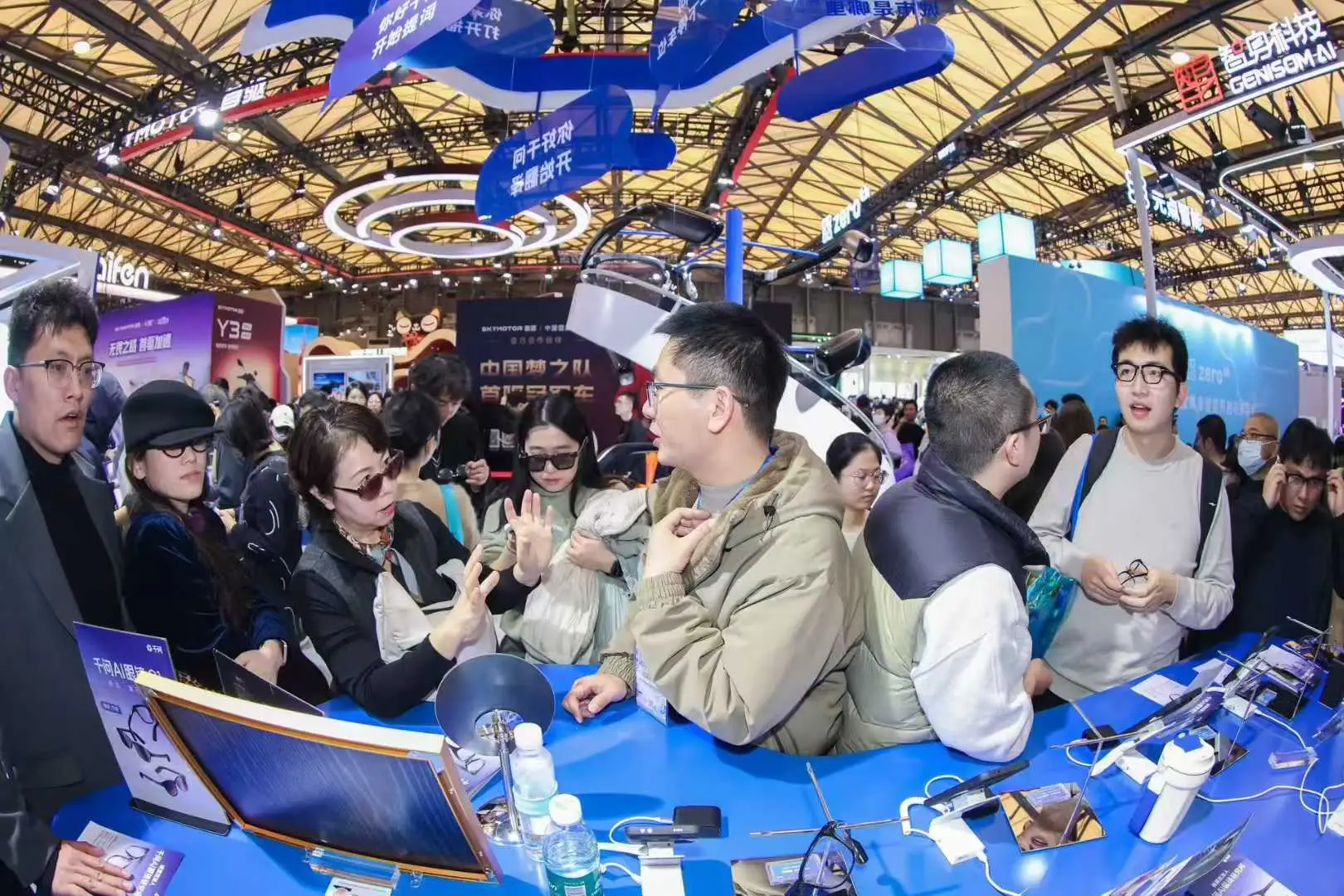 千問AI眼鏡AWE發(fā)布，回答聰明、辦事靠譜，月底上新更多功能