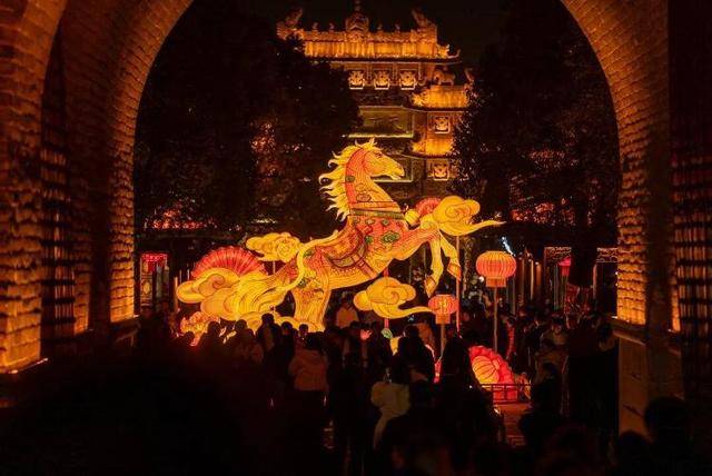 速收藏！棗莊臺(tái)兒莊古城春之花影與夜燈，錯(cuò)過(guò)再等一年喲！