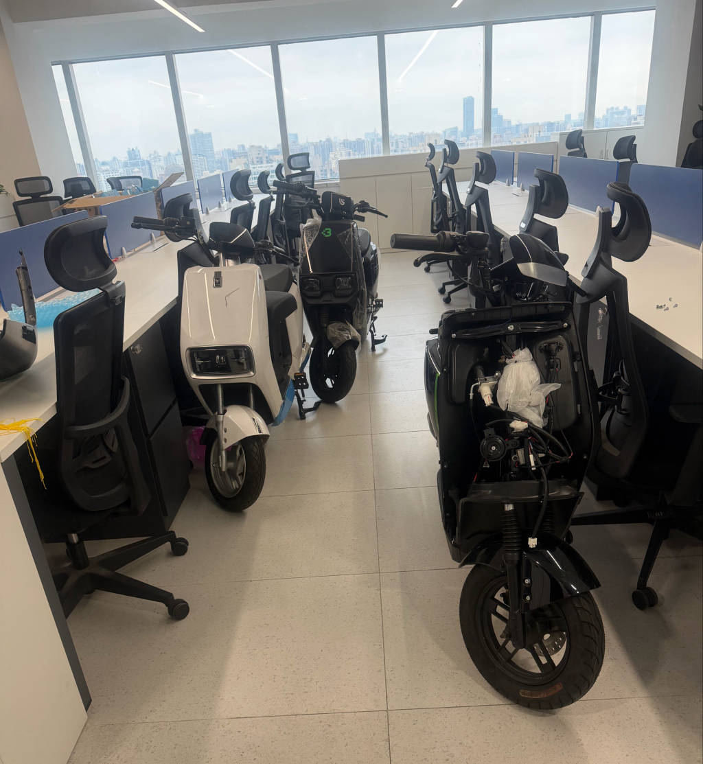 “3·15”晚會(huì)曝光電動(dòng)自行車租賃亂象，記者直擊暢派出行總部