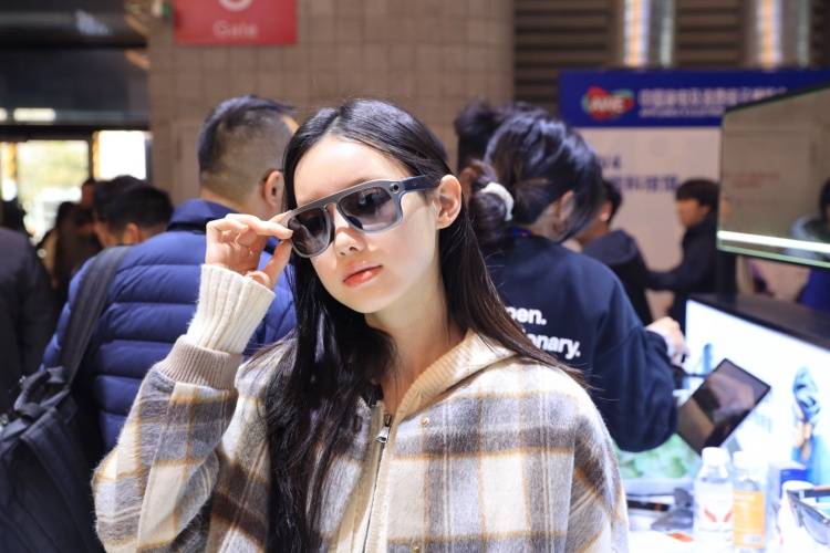 海外首銷不到20小時(shí)售罄！韶音攜“濾噪”耳機(jī)與AI眼鏡亮相AWE