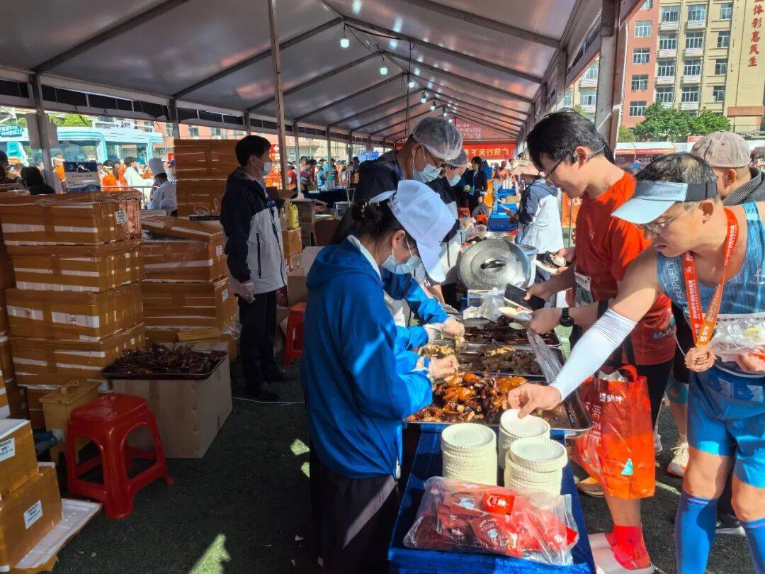 原創(chuàng)這哪是賽后美食，簡直就是清遠(yuǎn)食堂自助餐