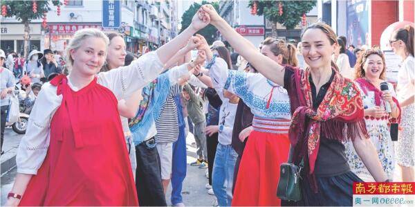 聽(tīng)《喀秋莎》 跳圓圈舞 品俄式美食