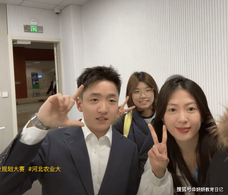 原創(chuàng)“直接拿兄弟當實驗猴吧”，精神小伙考上研究生，合照難以置信