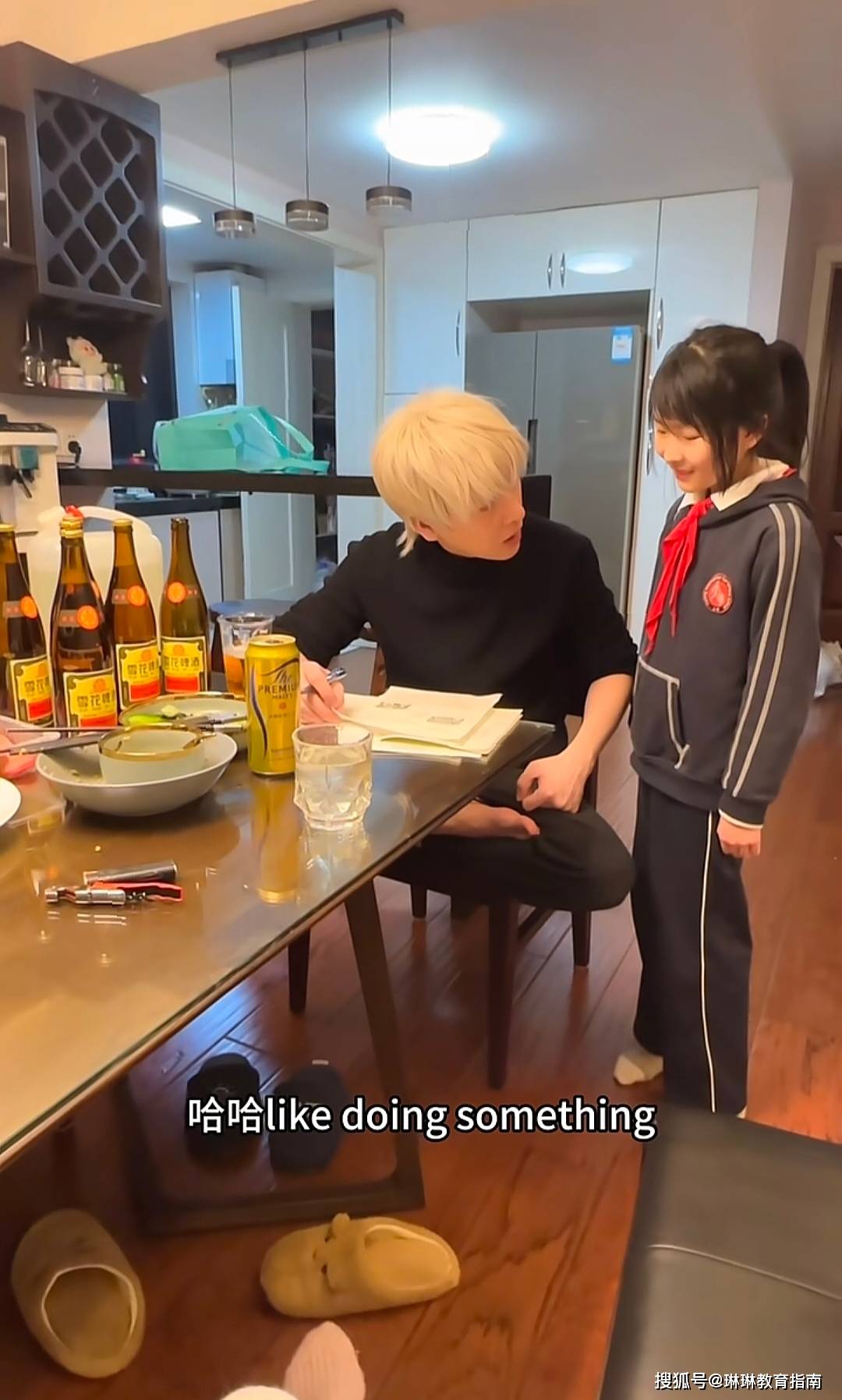 原創(chuàng)“女兒看到黃毛，聞到一股爹味”，上海小學(xué)生家庭走紅，爹媽形象顛覆認(rèn)知