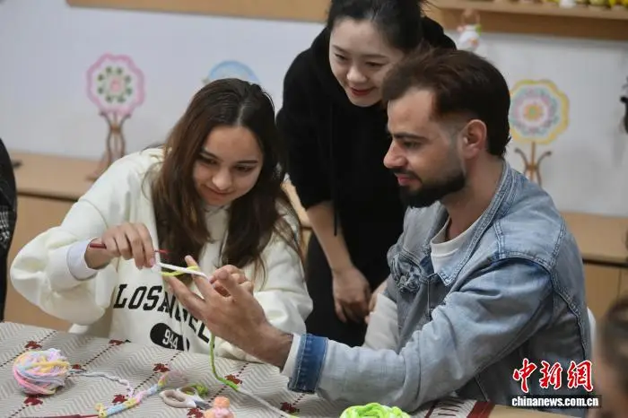 安徽合肥：留學(xué)生體驗手工編織 樂享“指尖”技藝