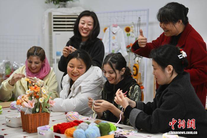 安徽合肥：留學(xué)生體驗手工編織 樂享“指尖”技藝