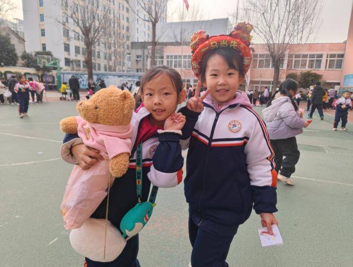 舊物流轉(zhuǎn)傳暖意 濟(jì)南市堤口路小學(xué)跳蚤市場熱鬧開市