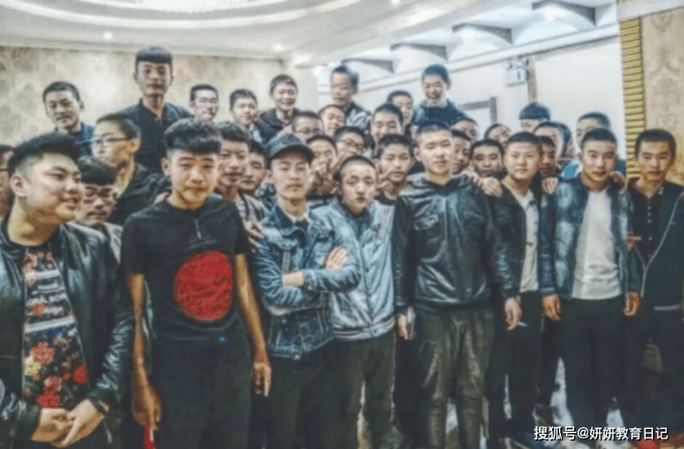 原創(chuàng)“直接拿兄弟當實驗猴吧”，精神小伙考上研究生，合照難以置信