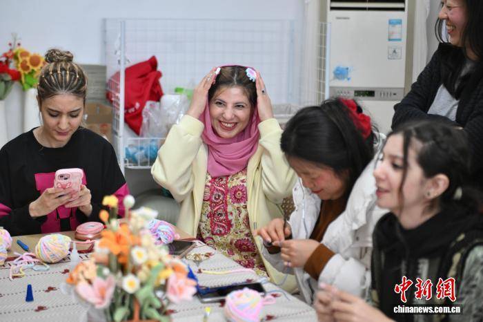 安徽合肥：留學(xué)生體驗手工編織 樂享“指尖”技藝