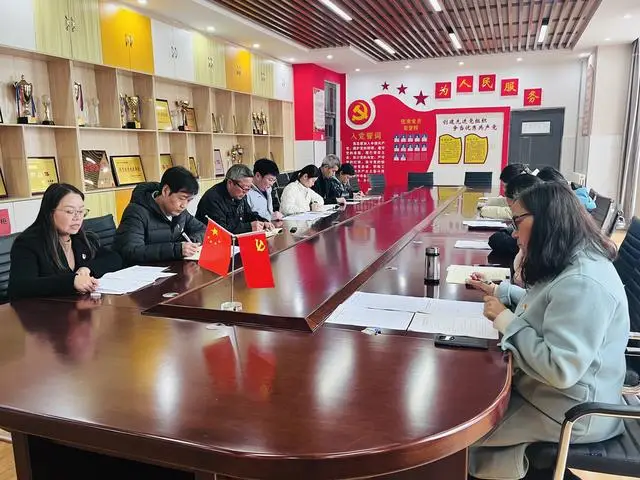 鄭州高新區(qū)蓮花街小學黨支部召開組織生活會并民主評議黨員