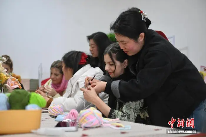 安徽合肥：留學(xué)生體驗手工編織 樂享“指尖”技藝