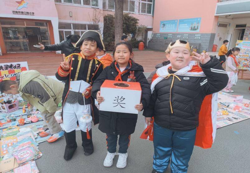 舊物流轉(zhuǎn)傳暖意 濟(jì)南市堤口路小學(xué)跳蚤市場熱鬧開市