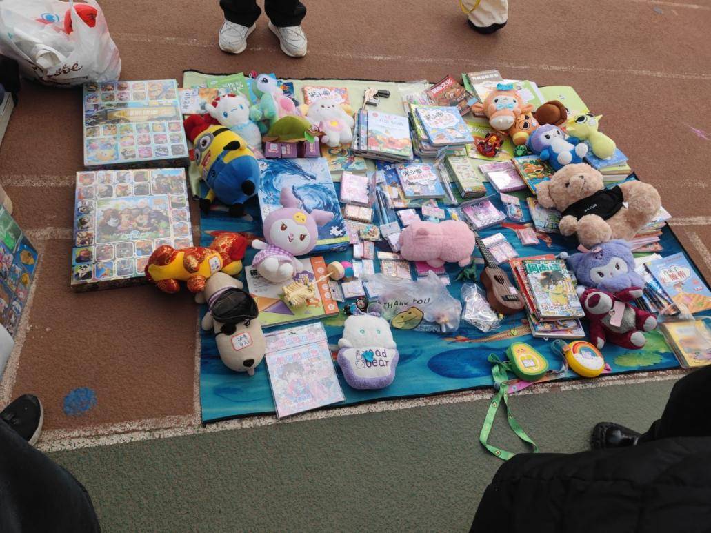 舊物流轉(zhuǎn)傳暖意 濟(jì)南市堤口路小學(xué)跳蚤市場熱鬧開市