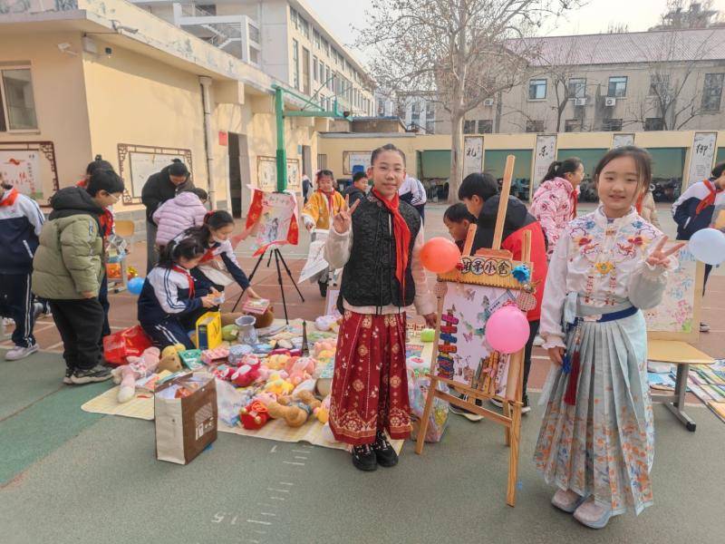 舊物流轉(zhuǎn)傳暖意 濟(jì)南市堤口路小學(xué)跳蚤市場熱鬧開市