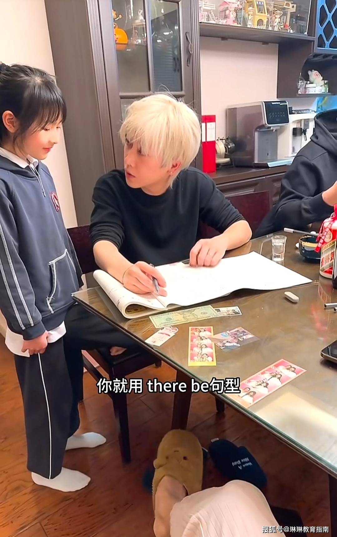 原創(chuàng)“女兒看到黃毛，聞到一股爹味”，上海小學(xué)生家庭走紅，爹媽形象顛覆認(rèn)知