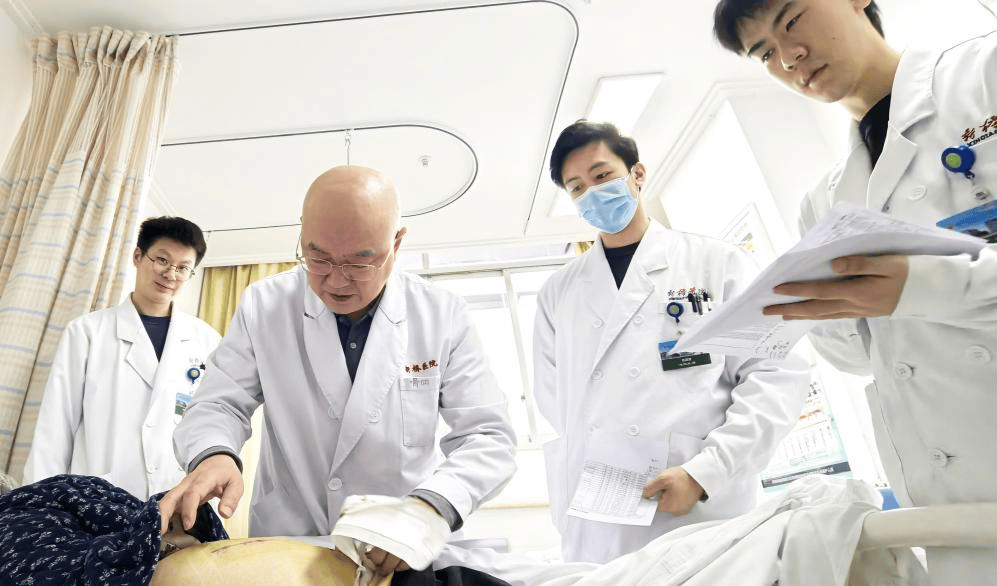 百歲老人半世紀(jì)前幫醫(yī)院“搬家” 如今“換髖”重生