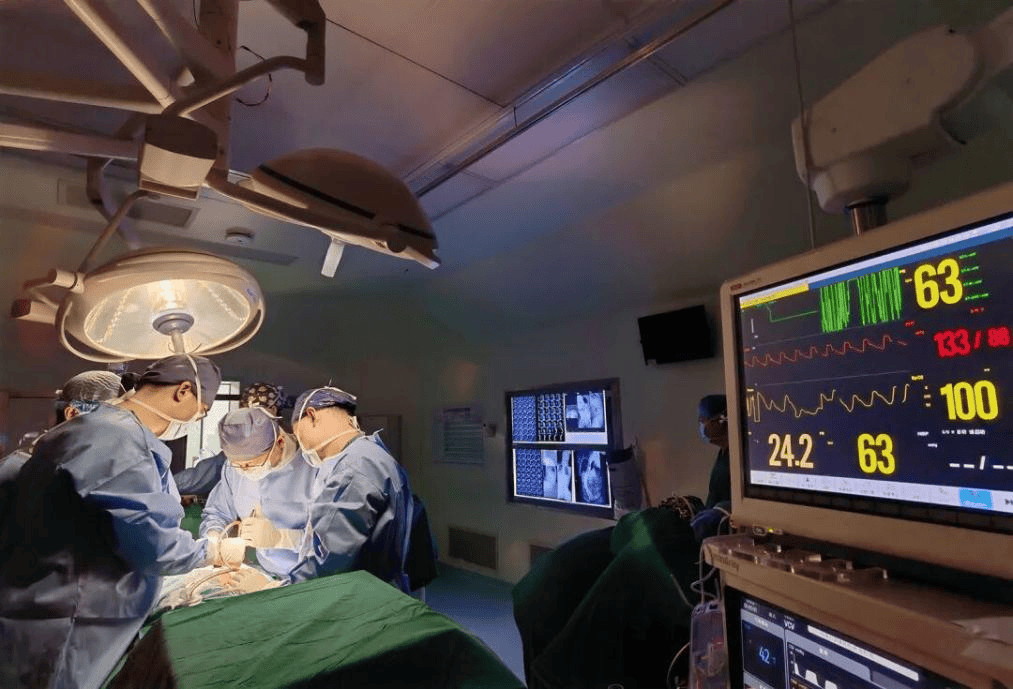 百歲老人半世紀(jì)前幫醫(yī)院“搬家” 如今“換髖”重生