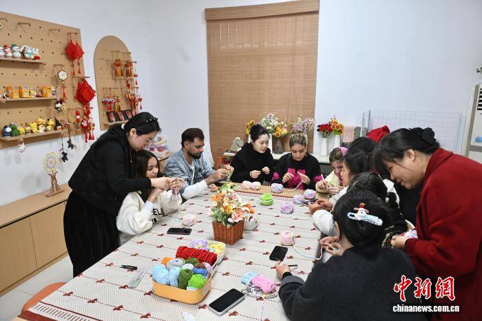 安徽合肥：留學(xué)生體驗手工編織 樂享“指尖”技藝