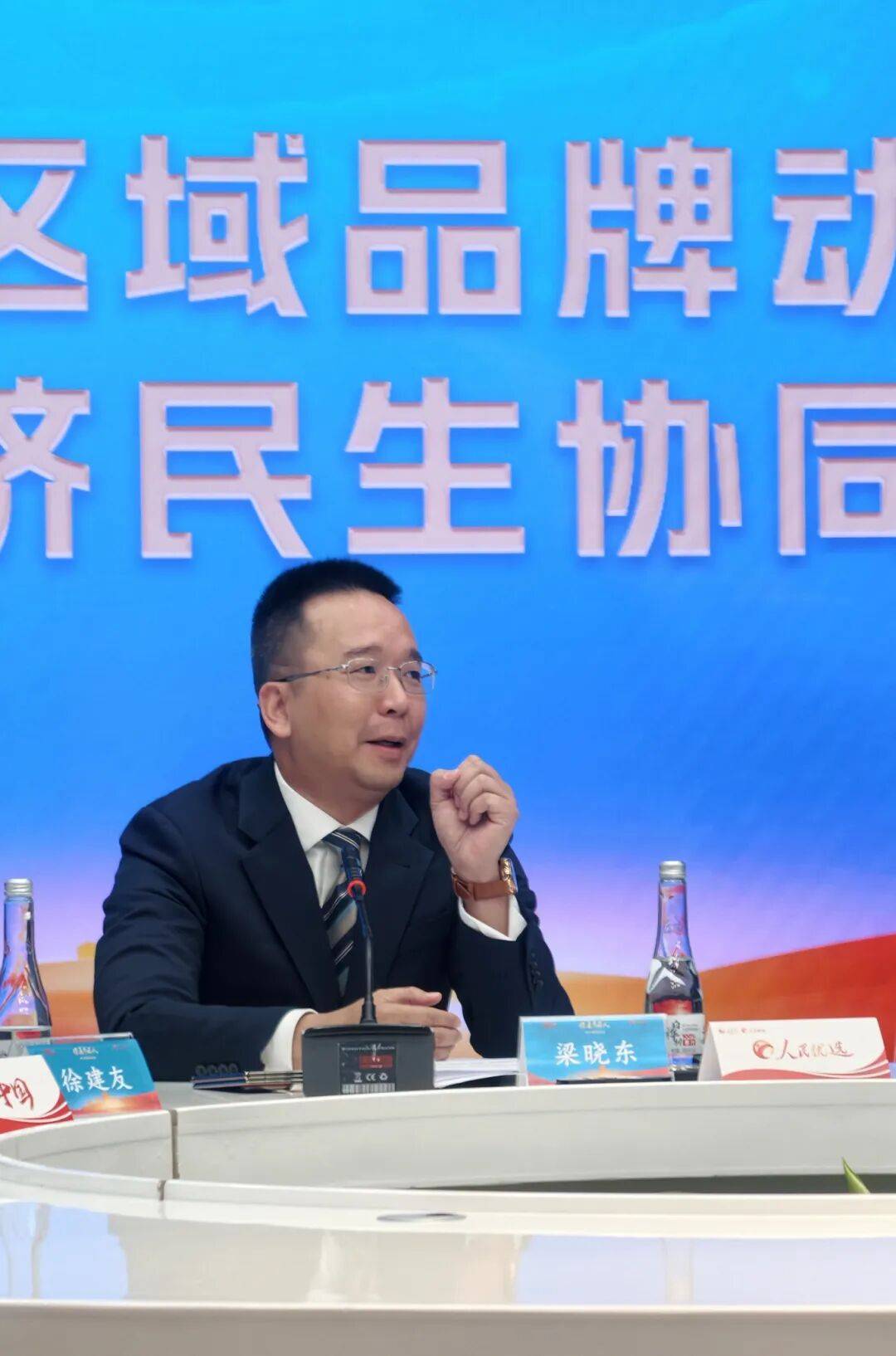 福臨門(mén)恒溫門(mén)窗創(chuàng)始人梁曉東受邀出席人民網(wǎng)·全國(guó)兩會(huì)“健康中國(guó)人”系列圓桌座談，共話發(fā)展新篇