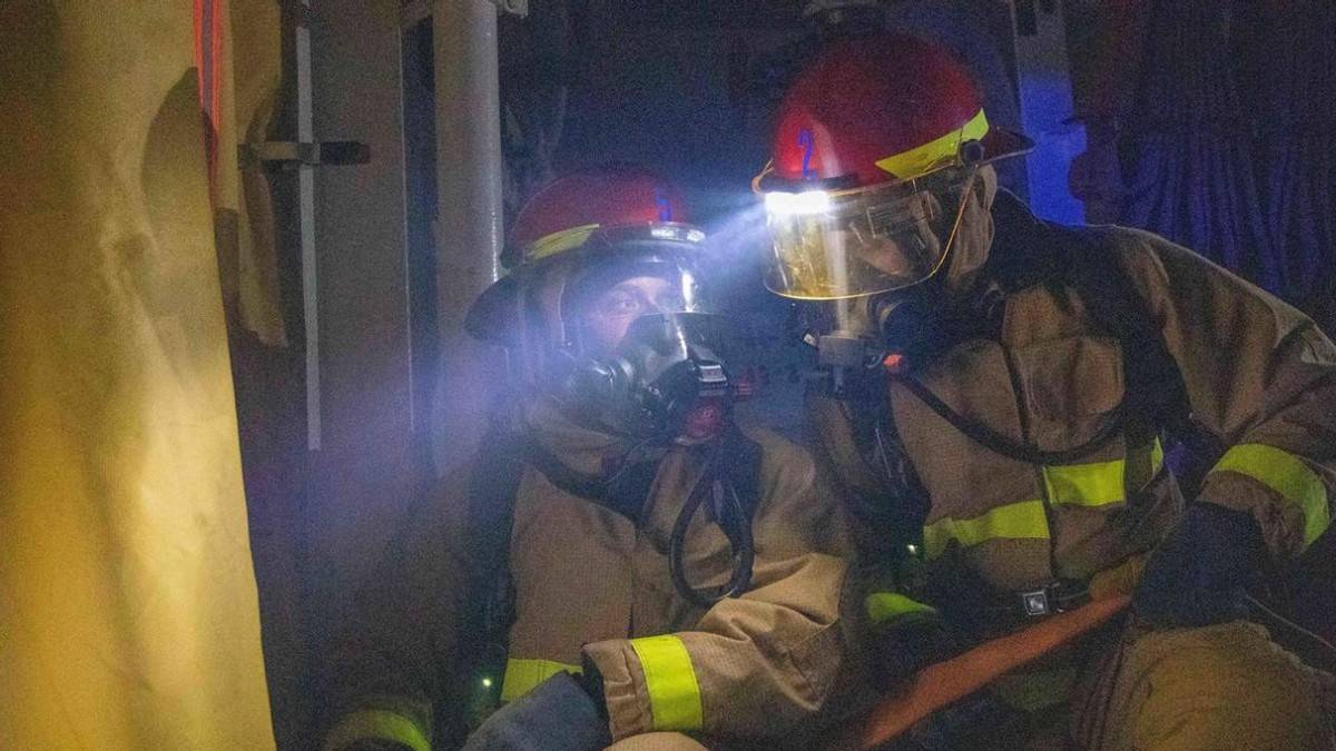 原創(chuàng)大火燒超30小時！福特號內(nèi)部慘狀曝光，600人只能睡地板