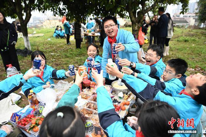 燙火鍋吃燒烤 重慶小學(xué)生樂享校園野炊時光