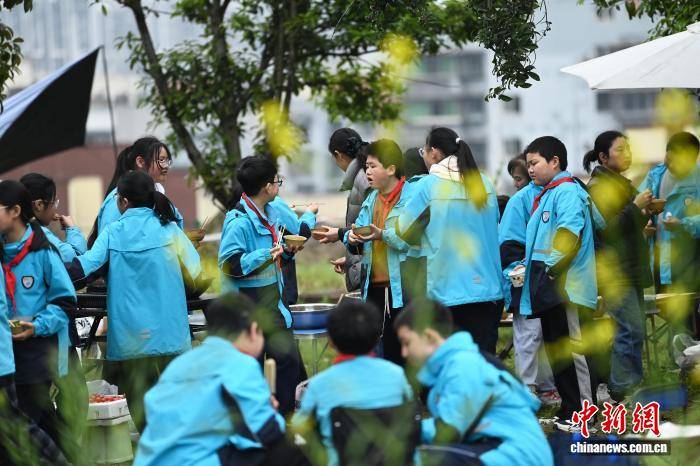 燙火鍋吃燒烤 重慶小學(xué)生樂享校園野炊時光