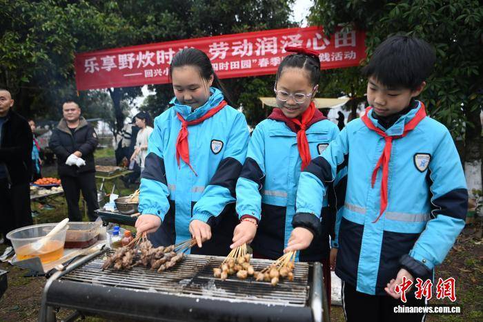 燙火鍋吃燒烤 重慶小學(xué)生樂享校園野炊時光