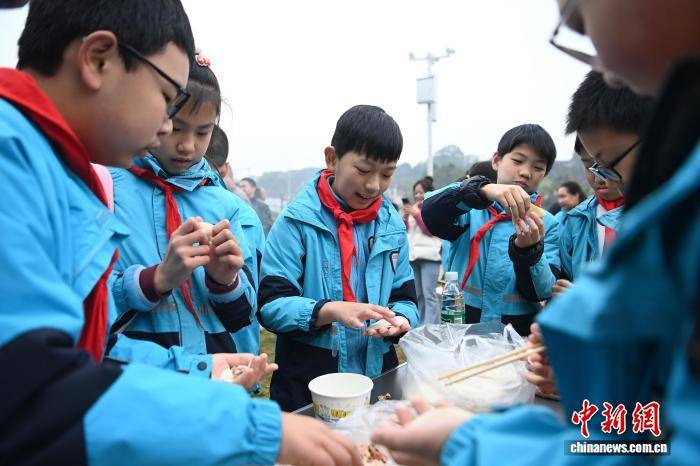 燙火鍋吃燒烤 重慶小學(xué)生樂享校園野炊時光