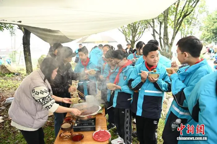 燙火鍋吃燒烤 重慶小學(xué)生樂享校園野炊時光