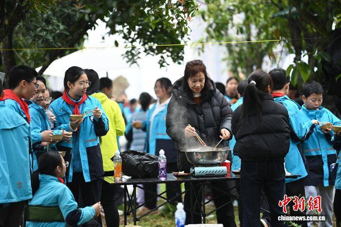 燙火鍋吃燒烤 重慶小學(xué)生樂享校園野炊時光