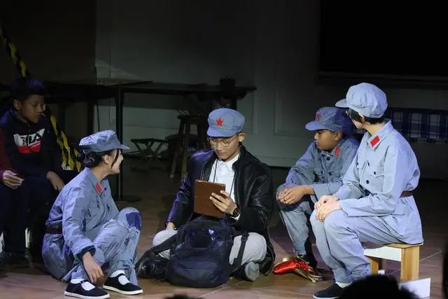 北京四中原創(chuàng)戲劇“閃耀”小學(xué)舞臺